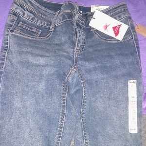 Mudd blue jeans new with tags. Mid rise. Flexible stretch.